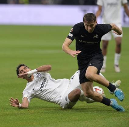 Omar Marmoush (li) gegen Adam Markhiyev fotografiert beim Fußball Europa League. Spiel Eintracht Frankfurt gegen Rigas. AS am 24.10.2024 in Frankfurt. (DFL DFB REGULATIONS PROHIBIT ANY USE OF PHOTOGRAPHS as IMAGE SEQUENCES and or QUASI-VIDEO)