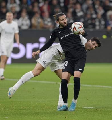 Herdi Prenga. (vo) gegen. Igor Matanovic fotografiert beim Fußball Europa League. Spiel Eintracht Frankfurt gegen Rigas. AS am 24.10.2024 in Frankfurt. (DFL DFB REGULATIONS PROHIBIT ANY USE OF PHOTOGRAPHS as IMAGE SEQUENCES and or QUASI-VIDEO)