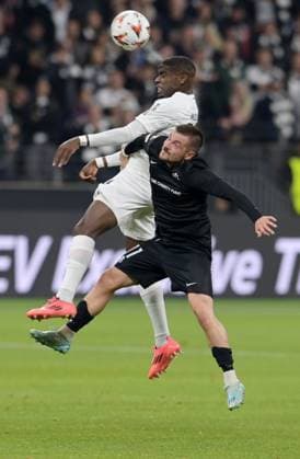 Roberts Savalnieks (vo) gegen. Niels Nkounkou fotografiert beim Fußball Europa League. Spiel Eintracht Frankfurt gegen Rigas. AS am 24.10.2024 in Frankfurt. (DFL DFB REGULATIONS PROHIBIT ANY USE OF PHOTOGRAPHS as IMAGE SEQUENCES and or QUASI-VIDEO)
