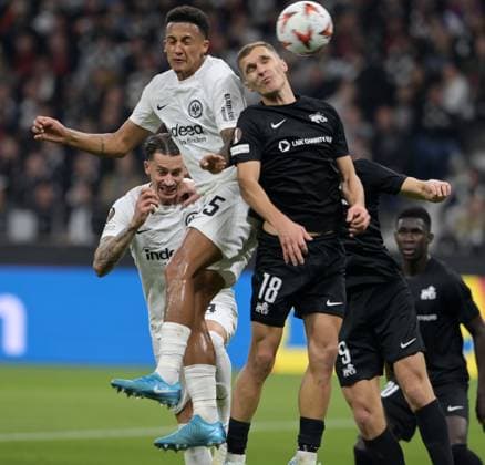 Tuta. (li). gegen. Dmitrijs Zelenkovs fotografiert beim Fußball Europa League. Spiel Eintracht Frankfurt gegen Rigas. AS am 24.10.2024 in Frankfurt. (DFL DFB REGULATIONS PROHIBIT ANY USE OF PHOTOGRAPHS as IMAGE SEQUENCES and or QUASI-VIDEO)