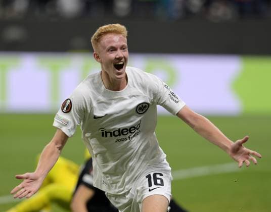 Torschütze. Hugo Larsson. jubelt über sein. Tor zum. 1:0. fotografiert beim Fußball Europa League. Spiel Eintracht Frankfurt gegen Rigas. AS am 24.10.2024 in Frankfurt. (DFL DFB REGULATIONS PROHIBIT ANY USE OF PHOTOGRAPHS as IMAGE SEQUENCES and or QUASI-VIDEO)