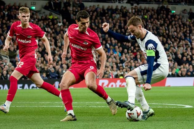 London, England, October 24 2024: James Maddison (10 Tottenham Hotspur) and Alexandre Penetra (5 AZ Alkmaar) in action during the UEFA Europa League game between Tottenham Hotspur and AZ Alkmaar at Tottenham Hotspur Stadium in London, England. (Pedro Porru SPP) Copyright: xPedroxPorrux xSPPx spp-en-PePoSp-4F8A2116_DxO
