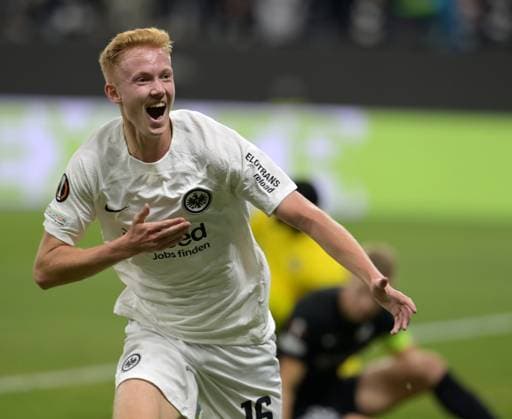 Sport Bilder des Tages Torschütze. Hugo Larsson. jubelt über sein. Tor zum. 1:0. fotografiert beim Fußball Europa League. Spiel Eintracht Frankfurt gegen Rigas. AS am 24.10.2024 in Frankfurt. (DFL DFB REGULATIONS PROHIBIT ANY USE OF PHOTOGRAPHS as IMAGE SEQUENCES and or QUASI-VIDEO)