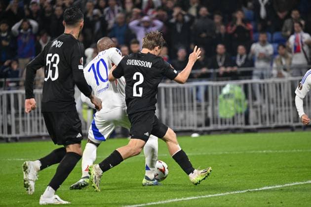 Alexandre Lacazette (lyon) vs Jonas Svensson (besiktas) FOOTBALL: Olympique Lyonnais vs Besiktas - 24 10 2024 FredericChambert Panoramic 