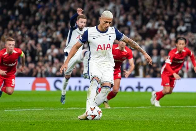 2024-10-24 Tottenham Hotspur v AZ Alkmaar - UEFA Europa League 2024 25 League Phase MD3 LONDON, ENGLAND - OCTOBER 24: Richarlison of Tottenham Hotspurs shoots the ball during a UEFA Europa League 2024 25 League Phase MD3 match between Tottenham Hotspur and AZ Alkmaar at Tottenham Hotspur Stadium on October 24, 2024 in London, England. London Tottenham Hotspur Stadium England Content not available for redistribution in The Netherlands directly or indirectly through any third parties. Copyright: xJanxMulderx