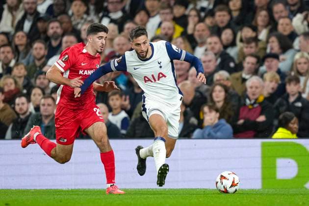 2024-10-24 Tottenham Hotspur v AZ Alkmaar - UEFA Europa League 2024 25 League Phase MD3 LONDON, ENGLAND - OCTOBER 24: Rodrigo Bentancur of Tottenham Hotspurs during a UEFA Europa League 2024 25 League Phase MD3 match between Tottenham Hotspur and AZ Alkmaar at Tottenham Hotspur Stadium on October 24, 2024 in London, England. London Tottenham Hotspur Stadium England Content not available for redistribution in The Netherlands directly or indirectly through any third parties. Copyright: xJanxMulderx