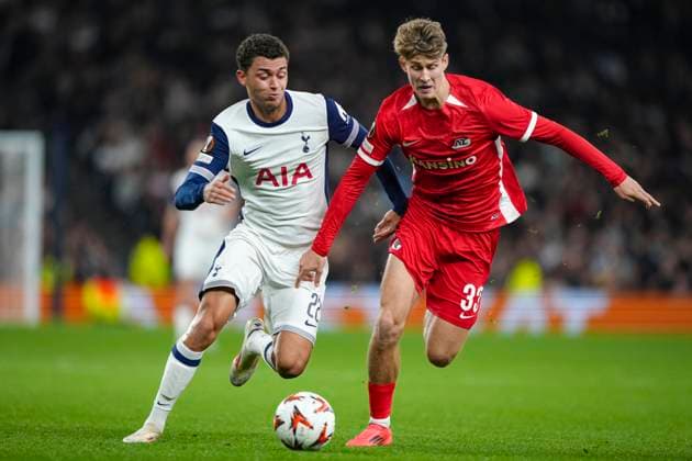 2024-10-24 Tottenham Hotspur v AZ Alkmaar - UEFA Europa League 2024 25 League Phase MD3 LONDON, ENGLAND - OCTOBER 24: Brennan Johnson of Tottenham Hotspurs, Dave Kwakman of AZ challenge for the ball during a UEFA Europa League 2024 25 League Phase MD3 match between Tottenham Hotspur and AZ Alkmaar at Tottenham Hotspur Stadium on October 24, 2024 in London, England. London Tottenham Hotspur Stadium England Content not available for redistribution in The Netherlands directly or indirectly through any third parties. Copyright: xJanxMulderx