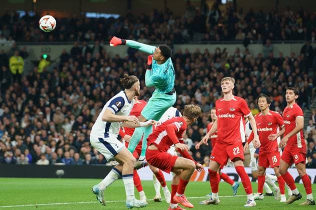Tottenham Hotspur FC v AZ Alkmaar Rome-Jayden Owusu-Oduro of AZ Alkmaar punching the ball during the Tottenham Hotspur FC v AZ Alkmaar UEFA Europa League Round 1 match at the Tottenham Hotspur Stadium, London, England, United Kingdom on 24 October 2024 Editorial use only. All images are copyright Every Second Media Limited. No images may be reproduced without prior permission. Copyright: xIMAGO EveryxSecondxMediax ESM-1180-0143