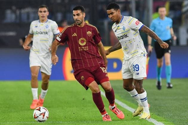 Roma Vs Dynamo Kiyv in Rome, Italy - 24 Oct 2024 Zeki Celik of AS Roma (L) and Eduardo Guerrero of Dynamo Kyiv (R) seen in action during the Europa League first qualifying round - 3rd leg match between Roma v Dynamo Kiyv at Olympic stadium. Final score As Roma 1: 0 Dynamo Kiyv Rome Italy Copyright: xMattiaxVianx xSOPAxImagesx asd_4717