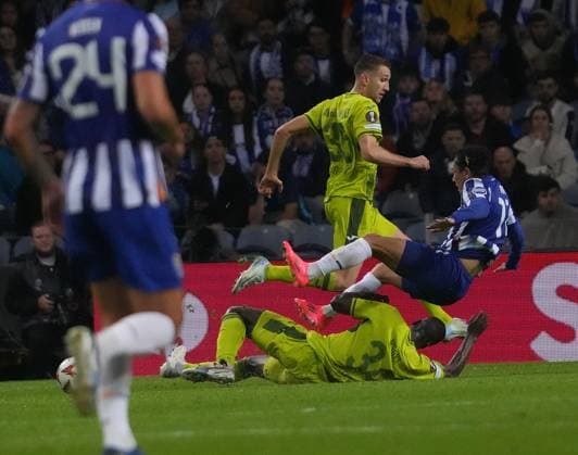 PRT, UEFA Europa League, FC Porto vs Hoffenheim 24.10.2024, Estadio Do Dragao, Porto, PRT, UEFA Europa League, FC Porto vs Hoffenheim , im Bild Foul von Stanley Nsoki (Hoffenheim) an Pepe (Porto). Porto Estadio Do Dragao Portugal