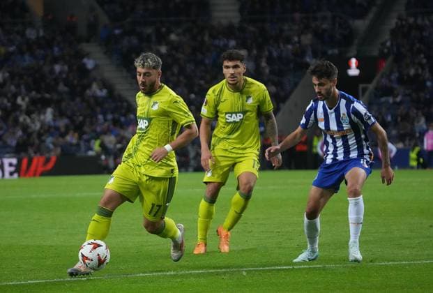 PRT, UEFA Europa League, FC Porto vs Hoffenheim 24.10.2024, Estadio Do Dragao, Porto, PRT, UEFA Europa League, FC Porto vs Hoffenheim , im Bild Umut Tohumcu (Hoffenheim), Valentin Gendrey (Hoffenheim) Porto Estadio Do Dragao Portugal