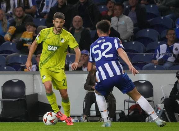 PRT, UEFA Europa League, FC Porto vs Hoffenheim 24.10.2024, Estadio Do Dragao, Porto, PRT, UEFA Europa League, FC Porto vs Hoffenheim , im Bild Andrej Kramaric (Hoffenheim), Martim Fernandes (Porto)