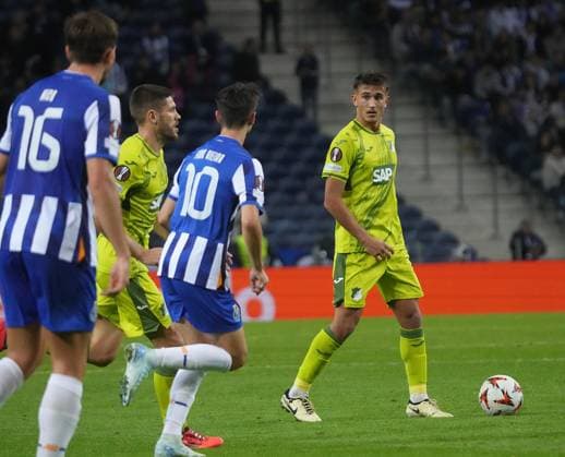 PRT, UEFA Europa League, FC Porto vs Hoffenheim 24.10.2024, Estadio Do Dragao, Porto, PRT, UEFA Europa League, FC Porto vs Hoffenheim , im Bild Tom Bischof (Hoffenheim) Porto Estadio Do Dragao Portugal