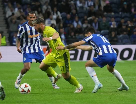 PRT, UEFA Europa League, FC Porto vs Hoffenheim 24.10.2024, Estadio Do Dragao, Porto, PRT, UEFA Europa League, FC Porto vs Hoffenheim , im Bild Umut Tohumcu (Hoffenheim), Fabio Vieira (Porto) Porto Estadio Do Dragao Portugal