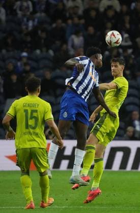 PRT, UEFA Europa League, FC Porto vs Hoffenheim 24.10.2024, Estadio Do Dragao, Porto, PRT, UEFA Europa League, FC Porto vs Hoffenheim , im Bild Valentin Gendrey (Hoffenheim), Samu Omorodion (Porto), Anton Stach (Hoffenheim) Porto Estadio Do Dragao Portugal