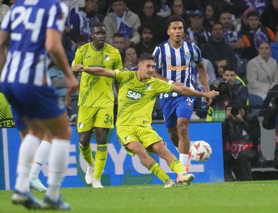 PRT, UEFA Europa League, FC Porto vs Hoffenheim 24.10.2024, Estadio Do Dragao, Porto, PRT, UEFA Europa League, FC Porto vs Hoffenheim , im Bild Tom Bischof (Hoffenheim) Porto Estadio Do Dragao Portugal