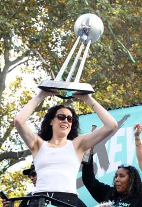 Sport Themen der Woche KW43 Sport Bilder des Tages October 24, 2024, New York, New York, USA: New York Liberty basketball player BREANNA STEWART holds championship trophy seen at the New York Liberty Ticker Tape Parade of Champions held along the Canyon of Heroes to celebrate the 2024 WNBA, Basketball Damen, USA championship. New York USA - ZUMAk03_ 0775206541st Copyright: xNancyxKaszermanx