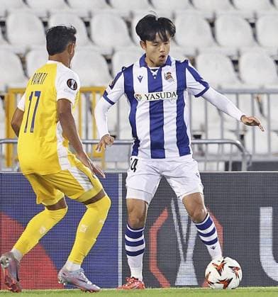 Football: UEFA Europa League Real Sociedad s Takefusa Kubo (R) vies for the ball in a UEFA Europa League football match against Maccabi Tel Aviv in Belgrade, Serbia, on Oct. 24, 2024.  A14AA0003633107P