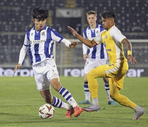 Football: UEFA Europa League Real Sociedad s Takefusa Kubo (L) dribbles the ball in a UEFA Europa League football match against Maccabi Tel Aviv in Belgrade, Serbia, on Oct. 24, 2024.  A14AA0003633108P