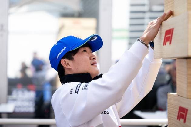 Yuki Tsunoda (Visa Cash App RB Formula One Team Racing Bulls, Japan, 22) spielt Jenga, MEX, Formel 1 Weltmeisterschaft, Grand Prix von Mexiko City, Autodromo Hermanos Rodriguez, Media Day, 24.10.2024 MEX, Formel 1 Weltmeisterschaft, Grand Prix von Mexico City, Autodromo Hermanos Rodriguez, Media Day, 24.10.2024 Mexico City Copyright: xEibner-Pressefoto Memmlerx EP_MMR