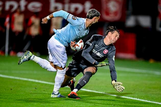 Lazio forwarder Taty Castellanos, FC Twente goalkeeper Przemyslaw Tyton, during the match Twente - Lazio at the Grolsch Veste for the UEFA Europa League - League phase - Matchday 3 season 2024-2025 in ENSCHEDE, Netherlands on 24 oktober 2024, (photo by Stefan Koops EYE4images DeFodi Images) not used in POL SRB CRO FRA GBR NED ITA USA Defodi-746_196843