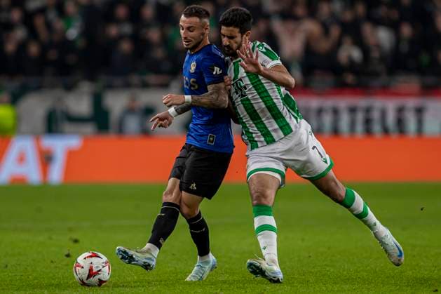 Ferencvarosi TC v OGC Nice - UEFA Europa League 2024 25 League Phase MD3 Jonathan Clauss of OGC Nice competes for the ball with Mohamed Ali Ben Romdhane of FTC during the UEFA Europa League match at Groupama Arena in Budapest, Hungary, on October 24, 2024. Budapest Hungary  Copyright: xRobertxSzaniszlox originalFilename:szaniszlo-notitle241024_nphx9.jpg