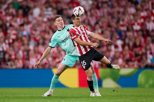 Athletic Club v SK Slavia Prague - Europa League 2024 25 League Phase Lukas Provod of SK Slavia Prague competes for the ball with Inigo Ruiz de Galarreta of Athletic Club during the Europa League match between Athletic Club and SK Slavia Prague at San Mames on October 24, 2024, in Bilbao, Spain. Bilbao San Mames Basque Country Spain RL_ATHvRCDE_000016 Copyright: xRicardoxLarreinax
