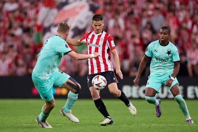 Athletic Club v SK Slavia Prague - Europa League 2024 25 League Phase Inigo Ruiz de Galarreta of Athletic Club competes for the ball with Simion Michez and David Zima of SK Slavia Prague during the Europa League match between Athletic Club and SK Slavia Prague at San Mames on October 24, 2024, in Bilbao, Spain. Bilbao San Mames Basque Country Spain RL_ATHvRCDE_000047 Copyright: xRicardoxLarreinax