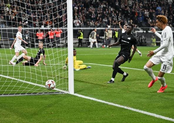 24.10.2024, xsltx, Fussball UEFA Europa League, Eintracht Frankfurt - Rigas Futbola Skola emspor, v.l. Der Moment der Entscheidung: Hugo Larsson (Eintracht Frankfurt) setzt sich gegen Rigas Kapitän Å½iga LipuÅ¡cek (FC RFS Riga) durch und trifft zum 1:0 für Frankfurt. Re.:. Fabrice Ondoa (FC RFS Riga), Haruna Rasid Njie (FC RFS Riga) und Hugo EkitikÃ (Eintracht Frankfurt) (DFL DFB REGULATIONS PROHIBIT ANY USE OF PHOTOGRAPHS as IMAGE SEQUENCES and or QUASI-VIDEO)