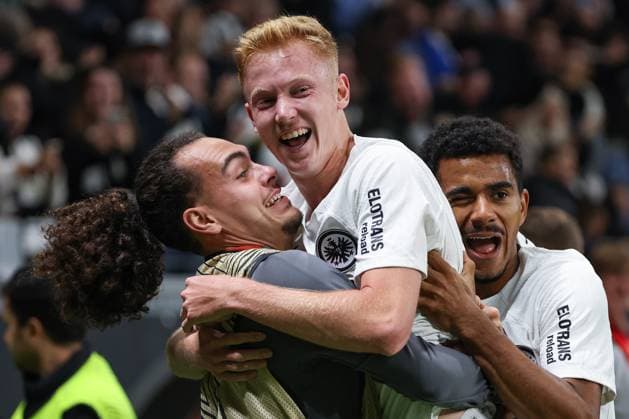 UEFA Europa League - Eintracht Frankfurt - Rigas FS am 24.10.2024 im Deutsche Bank Park in Frankfurt Jubel, Torjubel, Torschuetze, Torschütze Hugo Larsson (Frankfurt 16) jubelt nach seinem Tor zum 1 zu 0 mit Arthur Theate (Frankfurt 3) und Ansgar Knauff (Frankfurt 36)