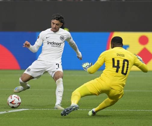 Omar Marmoush gegen Torwart. Ondoa fotografiert beim Fußball Europa League. Spiel Eintracht Frankfurt gegen Rigas. AS am 24.10.2024 in Frankfurt. (DFL DFB REGULATIONS PROHIBIT ANY USE OF PHOTOGRAPHS as IMAGE SEQUENCES and or QUASI-VIDEO)