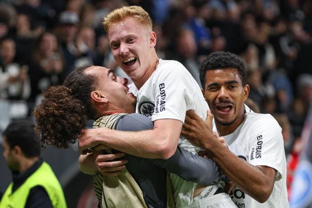 UEFA Europa League - Eintracht Frankfurt - Rigas FS am 24.10.2024 im Deutsche Bank Park in Frankfurt Jubel, Torjubel, Torschuetze, Torschütze Hugo Larsson (Frankfurt 16) jubelt nach seinem Tor zum 1 zu 0 mit Arthur Theate (Frankfurt 3) und Ansgar Knauff (Frankfurt 36)