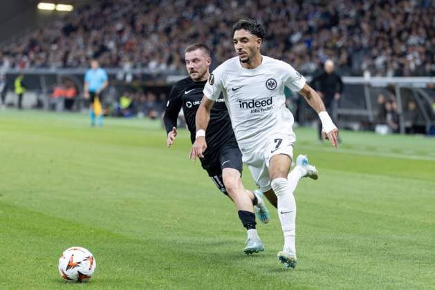 Eintracht Frankfurt - FC Rigas FS, UEFA Europa League Omar Marmoush (Eintracht Frankfurt, 7) zieht an Roberts Savalnieks (Riga, 11) vorbei. Spiel der Ligaphase der UEFA Europa League zwischen Eintracht Frankfurt und dem FC Rigas FS am 24. Oktober 2024 im Deutsche Bank Park in Frankfurt am Main., Frankfurt am Main Hessen Deutschland Deutsche Bank Park
