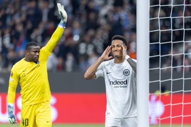Eintracht Frankfurt - FC Rigas FS, UEFA Europa League Lucas Silva Melo, Tuta (Eintracht Frankfurt, 35) registriert, dass er bei seinem Toschuss im Abseits stand. Links reklamiert Torwart Fabrice Ondoa (Riga, 40). Spiel der Ligaphase der UEFA Europa League zwischen Eintracht Frankfurt und dem FC Rigas FS am 24. Oktober 2024 im Deutsche Bank Park in Frankfurt am Main., Frankfurt am Main Hessen Deutschland Deutsche Bank Park