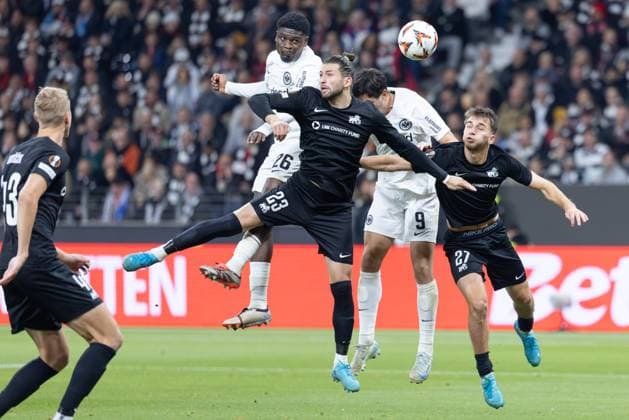 Eintracht Frankfurt - FC Rigas FS, UEFA Europa League Luftkampf um den Ball. Von links: Eric-Junior Dina Ebimbe (Eintracht Frankfurt, 26), Herdi Prenga (Riga, 23), Igor Matanovic (Eintracht Frankfurt, 9) und Adam Markhiyev (Riga, 27). Ganz links am vorderen Bildrand Ziga Lipuscek (Riga, 43). Spiel der Ligaphase der UEFA Europa League zwischen Eintracht Frankfurt und dem FC Rigas FS am 24. Oktober 2024 im Deutsche Bank Park in Frankfurt am Main., Frankfurt am Main Hessen Deutschland Deutsche Bank Park