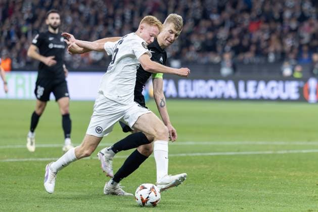Eintracht Frankfurt - FC Rigas FS, UEFA Europa League Hugo Larsson (Eintracht Frankfurt, 16) setzt sich gegen den attackierenden Ziga Lipuscek (Riga, 43) durch und erzielt das Tor des Tages zum 1:0. Spiel der Ligaphase der UEFA Europa League zwischen Eintracht Frankfurt und dem FC Rigas FS am 24. Oktober 2024 im Deutsche Bank Park in Frankfurt am Main., Frankfurt am Main Hessen Deutschland Deutsche Bank Park