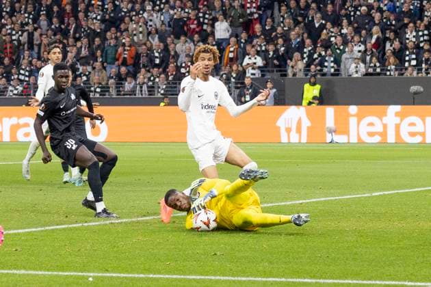 UEFA Europa League: Eintracht Frankfurt - FC Riga FS, 24.10.2024 Fabrice Ondoa (Rigas FS 40) fängt einen Ball, Hugo Ekitike (Eintracht Frankfurt 11) geht leer aus, Eintracht Frankfurt - FC Riga FS, Frankfurt, Deutsche Bank Park, 24.10.2024 Copyright: xBEAUTIFULxSPORTS Gawlikx