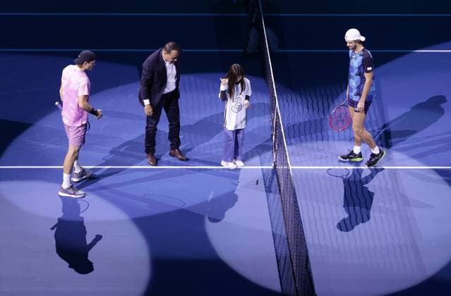 TENNIS - ATP, Tennis Herren Erste Bank Open VIENNA,AUSTRIA,25.OCT.24 - TENNIS - ATP World Tour, Erste Bank Open. Image shows Jack Draper (GBR), the referee, a kid and Tomas Machac (CZE).  GEPAxpictures xWalterxLuger