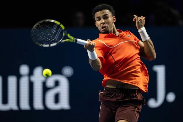 Sport Bilder des Tages 25th October 2024; St. Jakobshalle, Basel, Switzerland; ATP, Tennis Herren 500 Swiss Indoors Basel Tennis, Day 5; Arthur Fils (FRA) in action against Stefanos Tsitsipas (GRE) in the quarter finals  ActionPlus12707159 DavidxEmm