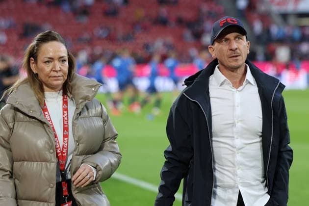GER, 2.FBL. 1. FC Koeln vs. SC Paderborn 25.10.2024, Rheinenergie Stadion, Koeln, GER, 2.FBL. 1. FC Koeln vs. SC Paderborn, im Bild: Gerhard Struber Chefrainer, Headcoach (1.FC Koeln), und Lil Zercher Pressesprecherin ( 1. FC Koeln),