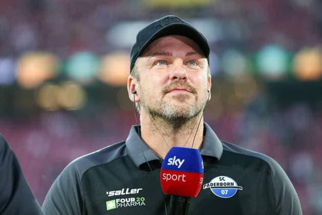Sport Bilder des Tages Trainer Lukas Kwasniok (SC Paderborn) schaut waehrend des Spiels der 2. Bundesliga zwischen 1. FC Köln und SC Paderborn 07, RheinEnergieStadion am 25. October 2024 in Köln, Deutschland. (Foto von Oliver Kaelke DeFodi Images) +++ Trainer Lukas Kwasniok (SC Paderborn) looks on during the 2. Bundesliga match between 1. FC Koeln and SC Paderborn 07 at RheinEnergieStadion on October 25, 2024 in Cologne, Germany. (Photo by Oliver Kaelke DeFodi Images) DFL regulations prohibit any use of photographs as image sequences and or quasi-video. not used in POL SRB CRO FRA GBR NED ITA USA Defodi-678_2024_10_25_OK_FCKSCP_0166