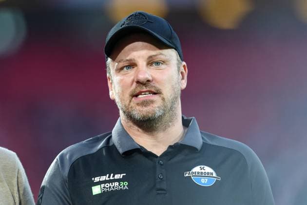 Trainer Lukas Kwasniok (SC Paderborn) schaut waehrend des Spiels der 2. Bundesliga zwischen 1. FC Köln und SC Paderborn 07, RheinEnergieStadion am 25. October 2024 in Köln, Deutschland. (Foto von Oliver Kaelke DeFodi Images) +++ Trainer Lukas Kwasniok (SC Paderborn) looks on during the 2. Bundesliga match between 1. FC Koeln and SC Paderborn 07 at RheinEnergieStadion on October 25, 2024 in Cologne, Germany. (Photo by Oliver Kaelke DeFodi Images) DFL regulations prohibit any use of photographs as image sequences and or quasi-video. not used in POL SRB CRO FRA GBR NED ITA USA Defodi-678_2024_10_25_OK_FCKSCP_0301