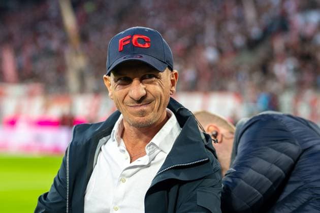 25.10.2024, Fussball: 2. Bundesliga, Saison 2024 2025, 10. Spieltag, 1. FC Köln vs. SC Paderborn im RheinEnergieStadion in Köln. Gerhard Struber (1. FC Koeln, Trainer) nach dem Interview. Wichtiger Hinweis: Gemaess den Vorgaben der DFL Deutsche Fussball Liga bzw. des DFB Deutscher Fussball-Bund ist es untersagt, in dem Stadion und oder vom Spiel angefertigte Fotoaufnahmen in Form von Sequenzbildern und oder videoaehnlichen Fotostrecken zu verwerten bzw. verwerten zu lassen. Foto: Kirchner-Media TH