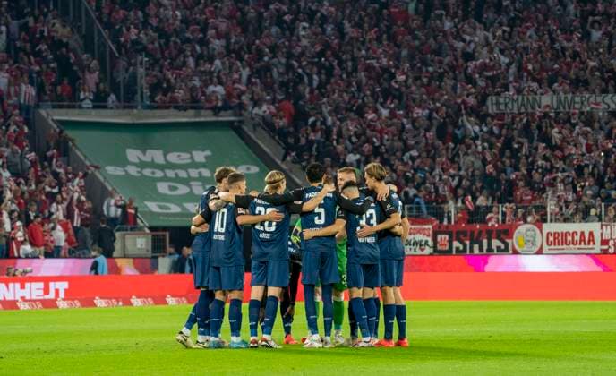 Der SC Paderborn vor dem Anstoss. Einschwoeren auf das Spiel. 1. FC Köln - SC Paderborn, 25.10.2024, Fussball, 2. Bundesliga, RheinEnergieStadion Köln