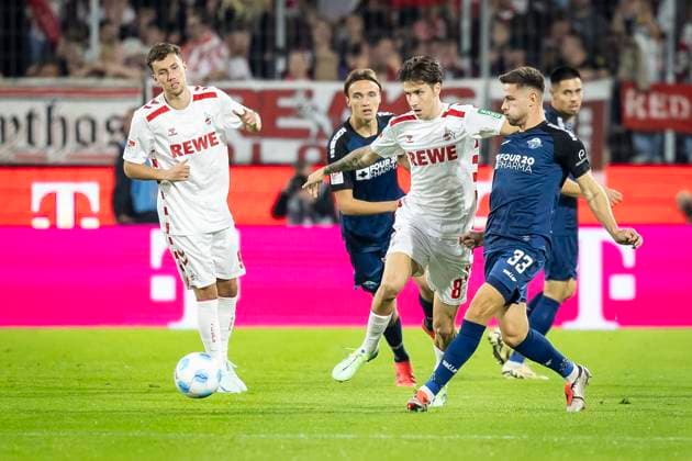1. FC Köln - SC Paderborn 07, 25.10.2024 Luca Waldschmidt (1. FC Köln, 9), Denis Huseinbasic (1. FC Köln, 8), Marcel Hoffmeier (SC Paderborn 07, 33); 10. Spieltag der 2. Fußball-Bundesliga, 1. FC Köln - SC Paderborn 07 am 25.10.2024 im RheinEnergie-Stadion in Köln. DIE DFL-VORSCHRIFTEN VERBIETEN JEDE VERWENDUNG VON FOTOS ALS BILDSEQUENZEN UND ODER QUASI-VIDEO.