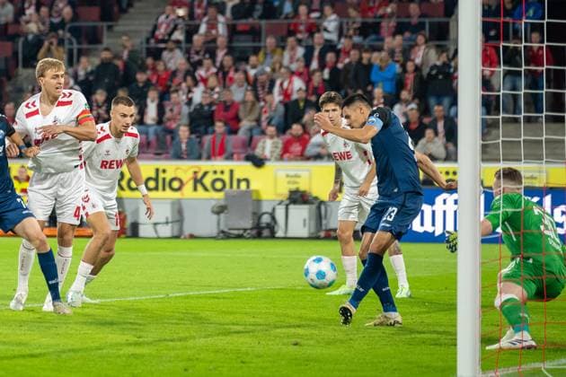 25.10.2024, Fussball: 2. Bundesliga, Saison 2024 2025, 10. Spieltag, 1. FC Köln vs. SC Paderborn im RheinEnergieStadion in Köln. Raphael Obermair (SC Paderborn, 23) befoerdert den Ball aus der Gefahrenzone. Wichtiger Hinweis: Gemaess den Vorgaben der DFL Deutsche Fussball Liga bzw. des DFB Deutscher Fussball-Bund ist es untersagt, in dem Stadion und oder vom Spiel angefertigte Fotoaufnahmen in Form von Sequenzbildern und oder videoaehnlichen Fotostrecken zu verwerten bzw. verwerten zu lassen. Foto: Kirchner-Media TH