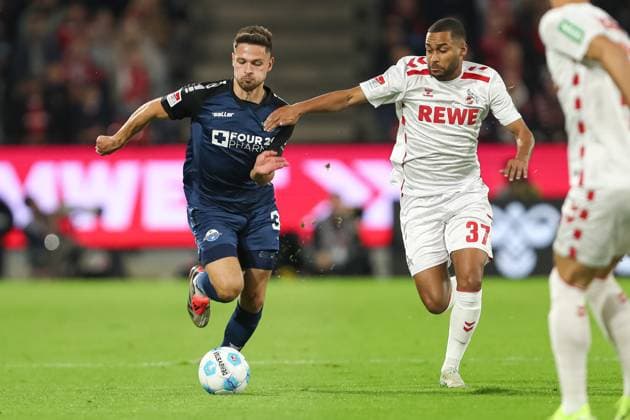 Marcel Hoffmeier (SC Paderborn) und Linton Maina (1. FC Koeln) im Zweikampf waehrend des Spiels der 2. Bundesliga zwischen 1. FC Köln und SC Paderborn 07, RheinEnergieStadion am 25. October 2024 in Köln, Deutschland. (Foto von Oliver Kaelke DeFodi Images) +++ Marcel Hoffmeier (SC Paderborn) und Linton Maina (1. FC Koeln) battle for the ball during the 2. Bundesliga match between 1. FC Koeln and SC Paderborn 07 at RheinEnergieStadion on October 25, 2024 in Cologne, Germany. (Photo by Oliver Kaelke DeFodi Images) DFL regulations prohibit any use of photographs as image sequences and or quasi-video. not used in POL SRB CRO FRA GBR NED ITA USA Defodi-678_2024_10_25_OK_FCKSCP_0435