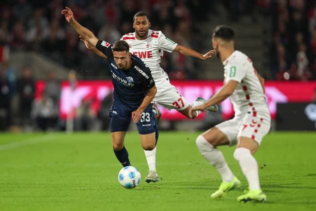 Marcel Hoffmeier (SC Paderborn) und Linton Maina (1. FC Koeln) im Zweikampf waehrend des Spiels der 2. Bundesliga zwischen 1. FC Köln und SC Paderborn 07, RheinEnergieStadion am 25. October 2024 in Köln, Deutschland. (Foto von Oliver Kaelke DeFodi Images) +++ Marcel Hoffmeier (SC Paderborn) und Linton Maina (1. FC Koeln) battle for the ball during the 2. Bundesliga match between 1. FC Koeln and SC Paderborn 07 at RheinEnergieStadion on October 25, 2024 in Cologne, Germany. (Photo by Oliver Kaelke DeFodi Images) DFL regulations prohibit any use of photographs as image sequences and or quasi-video. not used in POL SRB CRO FRA GBR NED ITA USA Defodi-678_2024_10_25_OK_FCKSCP_0444