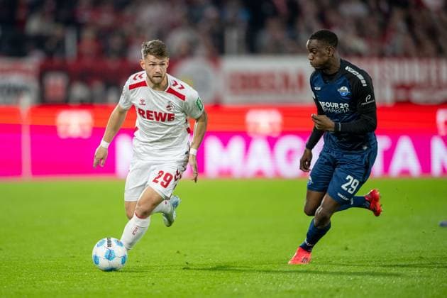 25.10.2024, Fussball: 2. Bundesliga, Saison 2024 2025, 10. Spieltag, 1. FC Köln vs. SC Paderborn im RheinEnergieStadion in Köln. Zweikampf zwischen Jan Thielmann (1. FC Koeln, 29) und Ilyas Ansah (Sc Paderborn, 29). Wichtiger Hinweis: Gemaess den Vorgaben der DFL Deutsche Fussball Liga bzw. des DFB Deutscher Fussball-Bund ist es untersagt, in dem Stadion und oder vom Spiel angefertigte Fotoaufnahmen in Form von Sequenzbildern und oder videoaehnlichen Fotostrecken zu verwerten bzw. verwerten zu lassen. Foto: Kirchner-Media TH