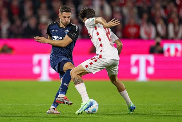 Köln, Deutschland, 25.10.24: Marcel Hoffmeier (SC Paderborn) und Denis Huseinbasic (1. FC Koeln) im Kampf um den Ball waehrend des Spiels der 2. Bundesliga zwischen 1. FC Köln - SC Paderborn im RheinEnergieSTADION am 25. October 2024 in Köln, Deutschland. Köln ReihnEnergieSTADION Germany